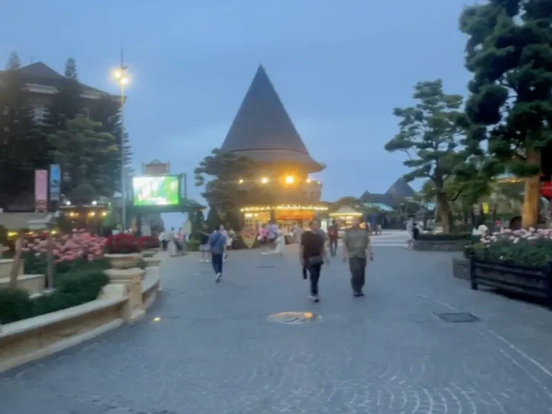 Вечерний Ба На Хиллс. Тайны золотого моста — фото 7, Дананг | Покатаем