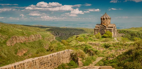 Величественный Амберд: Монастырь Сагмосаванк, Памятник Армянскому Алфавиту