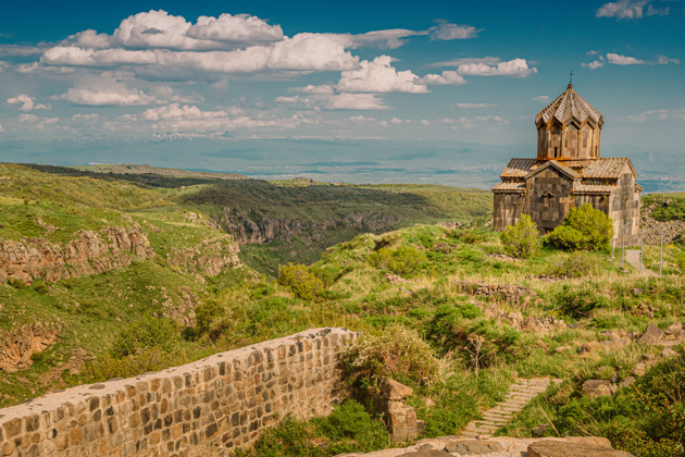Величественный Амберд: Монастырь Сагмосаванк, Памятник Армянскому Алфавиту