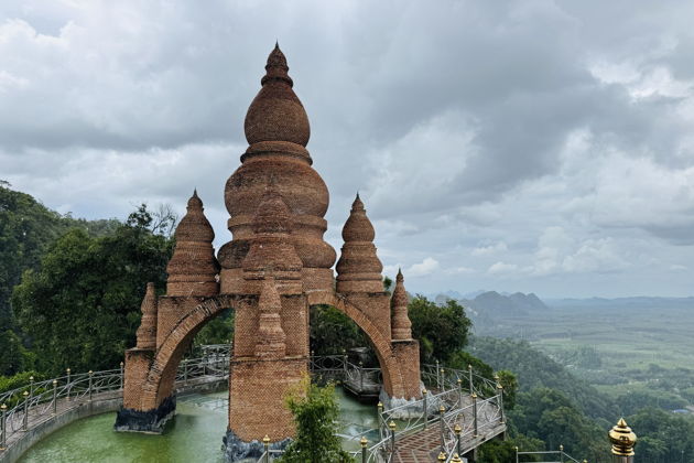 Фото к экскурсии Парящие пагоды на высоте 300 метров — путешествие в сердце Сурат Тхани