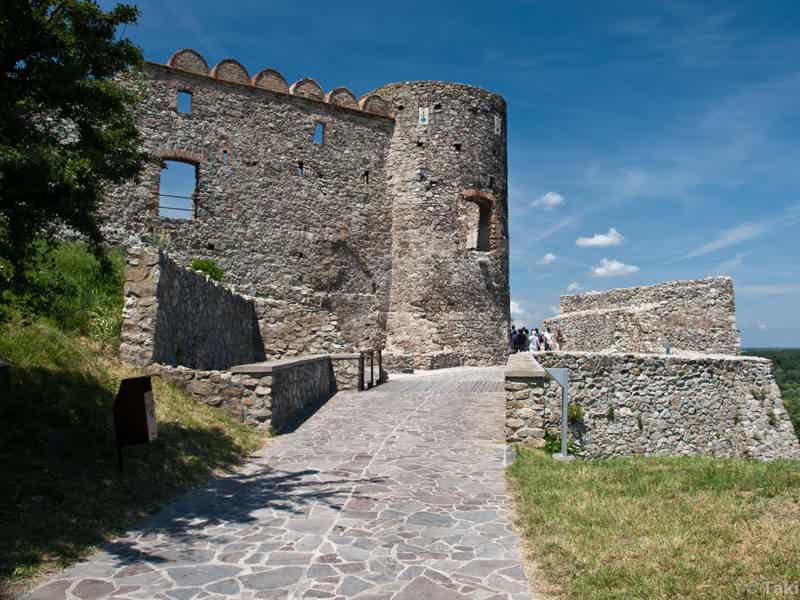 Величие крепости Девин, мемориал Славин и спокойствие старого города,  - фото 2
